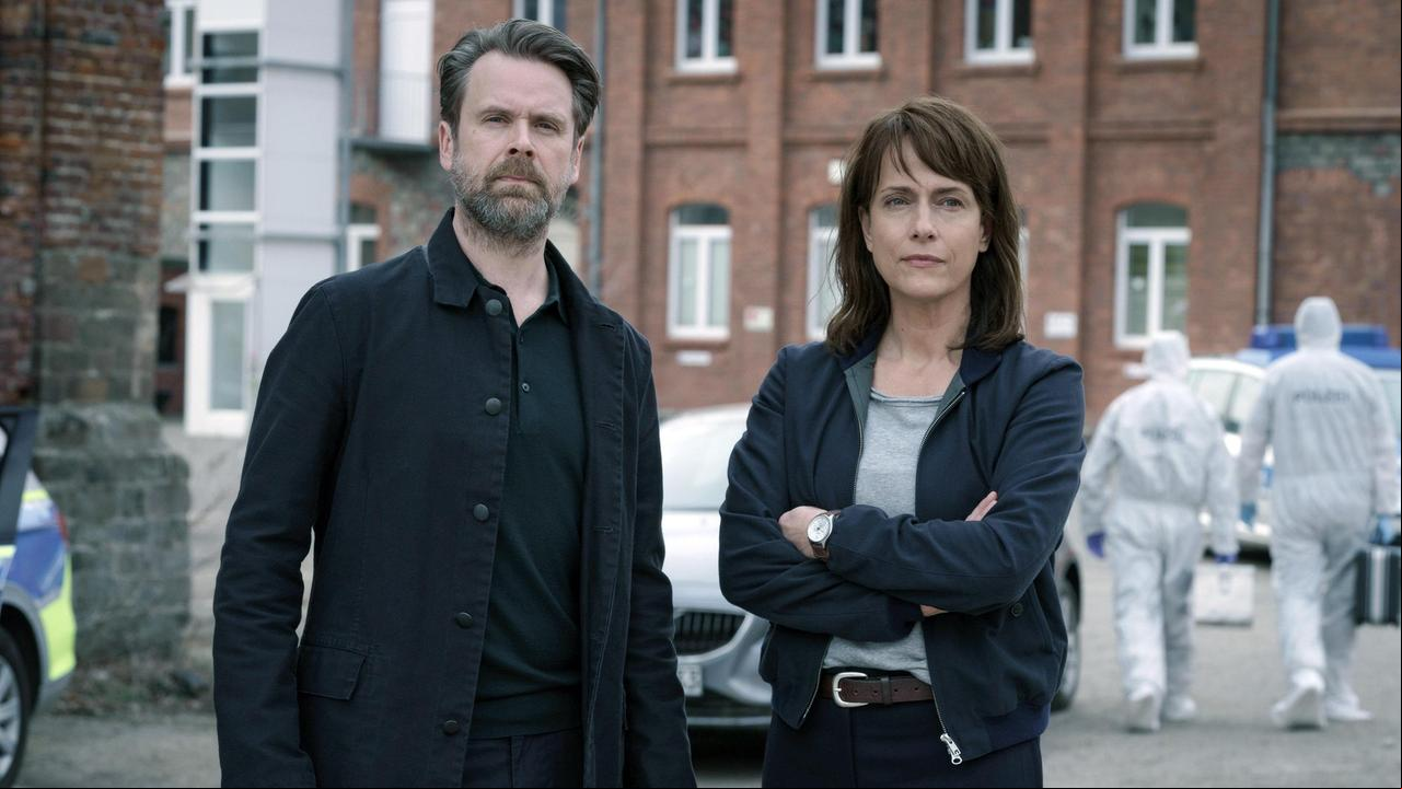 Brasch (Claudia Michelsen) und Köhler (Matthias Matschke) kommen am Tatort an.