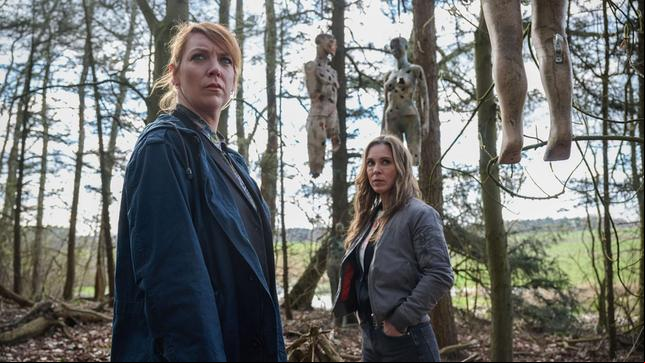 Wer treibt hier sein Unwesen? Melly (Lina Beckmann) und Katrin (Anneke Kim Sarnau) finden zerschossene Schaufensterpuppen im Wald.