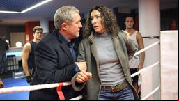 Der Mord an einer Ex-Prostituierten und alten Bekannten trifft Bibi Fellner hart. Der Täter ist ein zwölfjähriger Junge, der allerdings beharrlich schweigt. Gemeinsam mit Moritz Eisner versucht Bibi Fellner den Fall zu lösen. Tatort: "Angezählt" | 15.09.2013