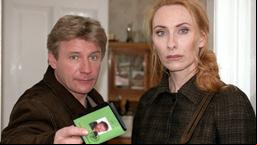 Die beliebten Frankfurter "Tatort"-Kommissare Charlotte Sänger und Fritz Dellwo werden in ihrem neusten Fall mit den Themen des Altwerdens und der Einsamkeit konfrontiert: Eine alte Frau wird tot in ihrer Wohnung gefunden. Tatort: "Herzversagen" | 17.10.2004