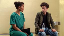 Jamila Marques (Cynthia Micas) versucht, Najim (Shadi Eck) in der Gerichtsmedizin in ein Gespräch zu verwickeln.