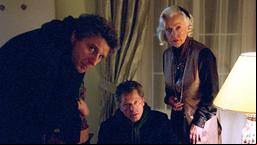 Die Autorin Anna Stahlberg-Zeulig wurde durch eine vergiftete Auster getötet. Am Tatort: Die Kommissare Franz Leitmayr und Ivo Batic mit der Gastgeberin des Austern-Essens, Literaturagentin Ira Kusmansky.
