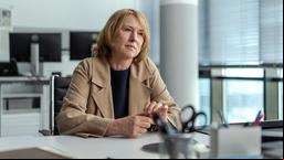 Kommissarin Bonard (Corinna Harfouch) an ihrem Arbeitsplatz in der Mordkommission.