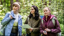Als die Nacht einbricht, sind die drei Nachbarinnen aus dem gutbürgerlichen Bremen-Schwachhausen Viola Klemm (Sophie Lutz), Ayla Ömer (Pegah Ferydoni) und Marlene Seifert (Inez Bjørg David) im Wald verloren.