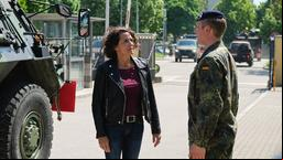 Als Lena Odenthal (Ulrike Folkerts) ihre Ermittlungen bei der Bundeswehr beginnt, wird sie von Hauptfeldwebel Böwe (Marco Reimers) entgegenkommend empfangen und unterstützt.