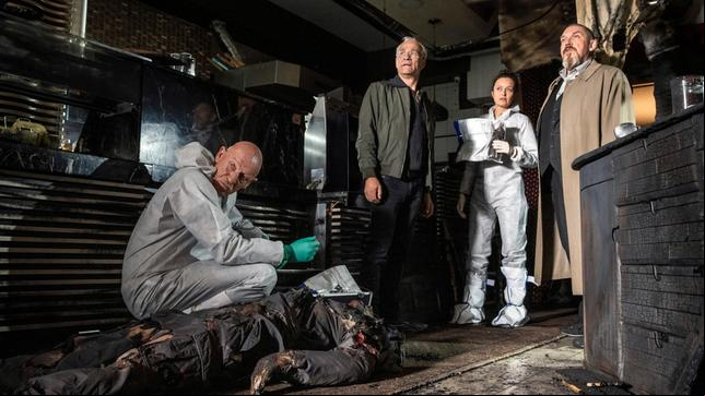 Bild: WDR/Bavaria Fiction GmbH/Martin Valentin Menke Am Tatort "Wunderlampe" wurde eine Leiche gefunden: Rechtsmediziner Dr. Roth (Joe Bausch) mit Max Ballauf (Klaus J. Behrendt), KTU-lerin Natalie Förster (Tinka Fürst) und Freddy Schenk (Dietmar Bär;).