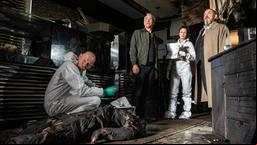 Am Tatort "Wunderlampe" wurde eine Leiche gefunden: Rechtsmediziner Dr. Roth (Joe Bausch) mit Max Ballauf (Klaus J. Behrendt), KTU-lerin Natalie Förster (Tinka Fürst) und Freddy Schenk (Dietmar Bär;).