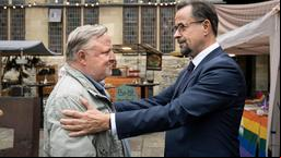 Auf dem Straßenfest in Münster: Boerne (rechts) will Thiel (links) zum Büro der Verstorbenen begleiten.