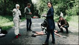 Auf der Strasse deponiert: Das Team Leib-und Leben untersucht den Tatort (voh links nach rechts): Spusi Corinna Haas (Fabienne Hadorn), Praktikant Silvan Bühler (Mario Fuchs), Kommissarin Liz Ritschard (Delia Mayer) und Kommissar Reto Flückiger (Stefan Gubser) beim toten Mädchen.