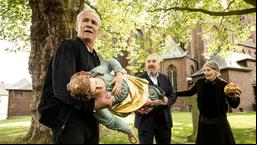 Besonders schwerer Diebstahl begangen durch zwei Kriminalhauptkommissare: Max Ballauf (Klaus J. Behrendt) und Freddy Schenk (Dietmar Bär) lassen sich von Karin Bongartz (Barbara Nüsse) dazu überreden, die Madonna aus der Kirche zu ihr nach Hause zu bringen.