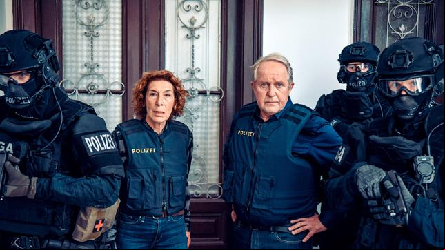 Bibi Fellner (Adele Neuha, 2. v. li.) und ihr Kollege Moritz Eisner (Harald Krassnitzer, 3. v. re.)