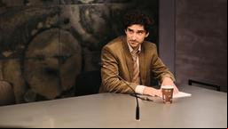 Dem jungen Anwalt Öncül Kaya (Emre Aksızoğlu) ist sein neuer Mandant ein Rätsel.