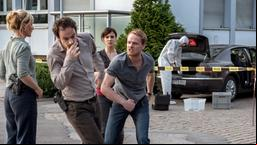 TATORT HUNDSTAGE: Der Konflikt zwischen Peter Faber (Jörg Hartmann) und Daniel Kossik (Stefan Konarske) eskaliert – so plötzlich, das Martina Bönisch (Anna Schudt, l) und Nora Dalay (Aylin Tezel, 2.v.r) nicht mehr einschreiten können.