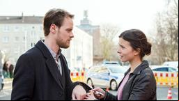 Die beiden Polizeioberkommissare Nora Dalay (Aylin Tezel) und Daniel Kossik (Stefan Konarske) am Tatort. Mitten in der Dortmunder City hat es eine Schießerei gegeben.
