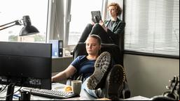 Die Bremer Ermittlerinnen Liv Moormann (Jasna Fritzi Bauer, vorne) und Linda Selb (Luise Wolfram, hinten) finden viele Ungereimtheiten – im Präsidium sortieren sie die Ermittlungsergebnisse.