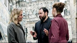 Die Ermittlerinnen Heni Sieland (li, Alwara Höfels) und Karin Gorniak (re, Karin Hanczewski) im Gespräch mit Magnus Cord (mi, Daniel Wagner).