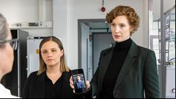 Die Ermittlerinnen Liv Moormann (Jasna Fritzi Bauer, links) und Linda Selb (Luise Wolfram, rechts) ermitteln im Todesfall einer männlichen Leiche.