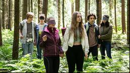 Die Freundinnen Viola Klemm, Marlene Seifert und Ayla Ömer versuchen, ohne technische Hilfsmittel aus dem tiefen Wald zurück nach Hause zu finden. Sie wollen damit testen, ob dieses "Dropping" im unbekannten Terrain für ihre behüteten Teenager-Kinder sicher ist.