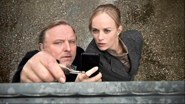 Bild: WDR/Thomas Kost Die Kommissare Frank Thiel (Axel Prahl, l) und Nadeshda Krusenstern (Friederike Kempter, r) machen eine interessante Entdeckung: Dieser Zaun t zu einem Muster, das sie bereits anderswo gesehen hatten.