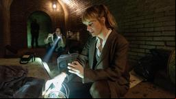 Die Kommissarinnen finden in einem Bunker wichtige Hinweise: Carol Schuler als Kommissarin Tess Ott und Anna Pieri Zuercher als Kommissarin Isabelle Grandjean.