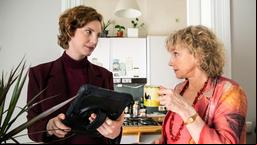 Die Tante von Linda Selb (Luise Wolfram, links), Johanna Selb (Claudia Geisler-Bading, rechts), hat jede Menge Insider-Infos zu den Verdächtigen.