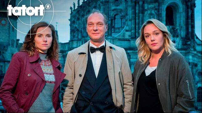 Bild: MDR/Gordon Muehle Die Oberkommissarinnen Karin Gorniak (li., Karin Hanczewski) und Henni Sieland (re, Alwara Höfels) und Kommissariatsleiter Peter Michael Schnabel (Martin Brambach) vor der Hofkirche in Dresden.