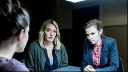 Emilia (li, Caroline Hartig) wird von  den Ermittlerinnen Heni Sieland (mi, Alwara Höfels) und Karin Gorniak (re, Karin Hanczewski) befragt.
