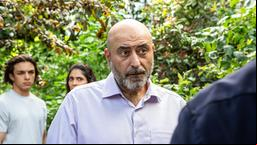 Emre Ömer (Özgür Karadeniz, Mitte) stellt Klaus Seifert (Henning Baum, rechts) zur Rede. (links Joel Akgün, Pegah Ferydoni)