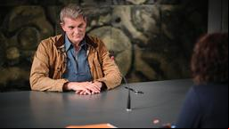 Entspannt und entgegenkommend gibt sich Hauptmann Kessler (Götz Otto) zu Beginn seiner Vernehmung durch Lena Odenthal (Ulrike Folkerts).