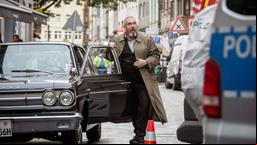 Freddy Schenk (Dietmar Bär) kommt am Tatort an: Das Restaurant seiner Tochter ist ausgebrannt, eine Leiche wurde dort gefunden.