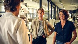 Johanna Stern (Lisa Bitter) und Lena Odenthal (Ulrike Folkerts) befragen Piet Sievert (Matthias Lier) nach einer Angestellten, die gegen ihre fristlose Kündigung klagt.