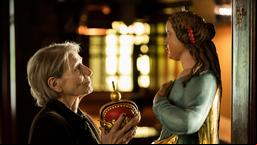 Karin Bongartz (Barbara Nüsse) mit der Madonna, die Ballauf und Schenk "nach Hause" gebracht haben.