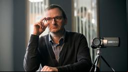 Keine leichte Aufgabe. Der interne Ermittler Johannes Pröll (Milan Peschel) überprüft das Team der Dortmunder Mordkommission. Jede Aussage der Kommissare wird gefilmt.