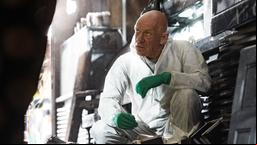 Leichenfund nach Brandanschlag: Rechtsmediziner Dr. Roth (Joe Bausch) am Tatort.
