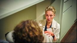 Lena Odenthal (Ulrike Folkerts) findet Patricia Prinz (Sandra Borgmann) verängstigt im Büro, nachdem ihr Mann überfallen und tödlich verletzt wurde.