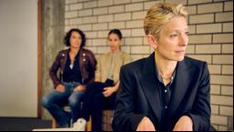 Lena Odenthal (Ulrike Folkerts) und Johanna Stern (Lisa Bitter) beobachten Patricia Prinz (Sandra Borgmann), die trotz ihres persönlichen Verlusts vor Gericht äußerst professionell ihren Mandanten vertritt.