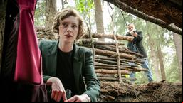 Linda Selb (Luise Wolfram, links) entdeckt eine Erdhöhle im Wald. Was geschah hier? (Jasna Fritzi Bauer, rechts)