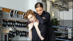 Linda Selb (Luise Wolfram, links) und Liv Moormann (Jasna Fritzi Bauer, rechts) üben sich in Selbstverteidigung und trainieren Krav Maga.