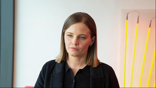Bild: Radio Bremen Liv Moormann (Jasna Fritzi Bauer) befragt einen Kollegen des Opfers.