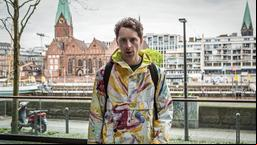 Marek Kolschak (Jonathan Berlin) hat als Investigativjournalist gearbeitet.