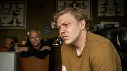 Max Ballauf (Klaus J. Behrendt) und Schenk vernehmen Yannik Schnitzler (Leonard Kunz).