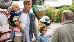 Moritz Vogt kommt mit seinen Kindern nach Hause. Boerne und Thiel müssen ihn vom Tod seiner Frau unterrichten.