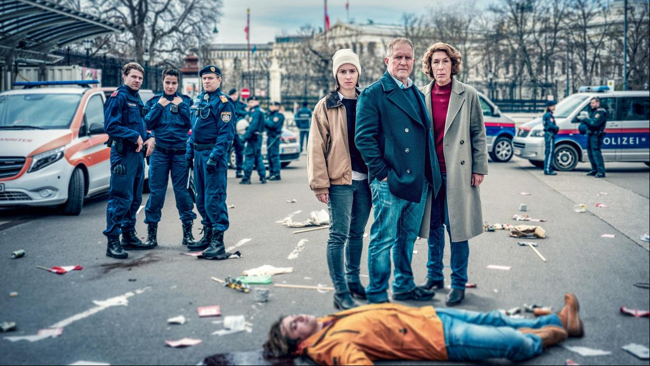 (v. li. n. re.) Noah L. Perktold (Jonas Leisch), Beritan Balci (Leyla Kiyak), Wolfgang Oliver (Markus Schuch), Christina Scherrer (Meret Schande), Harald Krassnitzer (Moritz Eisner) und Adele Neuha (Bibi Fellner)