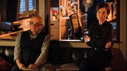Peter Becker (Peter Espeloer) und Frau Keller (Annalena Schmidt) im Kommissariat.