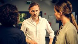 Piet Sievert (Matthias Lier) erklärt Lena Odenthal (Ulrike Folkerts) und Johanna Stern (Lisa Bitter) die Personalpolitik des Callcenters, dessen Manager er ist.