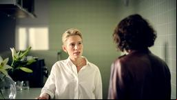 Schwer mitgenommen von den Ereignissen der Nacht, informiert Patricia Prinz Kommissarin Lena Odenthal (Ulrike Folkerts) über die Abläufe, die zum Tod ihres Mannes geführt haben.