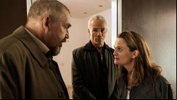 Sonja Schenk (Natalie Spinell) nimmt ihren Freund Karim in Schutz - auch gegen ihren Vater Freddy Schenk (Dietmar Bär, l) und dessen Kollegen Max Ballauf (Klaus J. Behrendt).