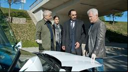 Tatort München – Der Wüstensohn: Kriminalhauptkommissar Franz Leitmayr (Udo Wachtveitl), Staatsanwältin Anja Berger (Christina Hecke), Konsul Abdel Saleh (Samir Fuchs) und Kriminalhauptkommissar Ivo Batic (Miroslav Nemec) stehen am Auto.
