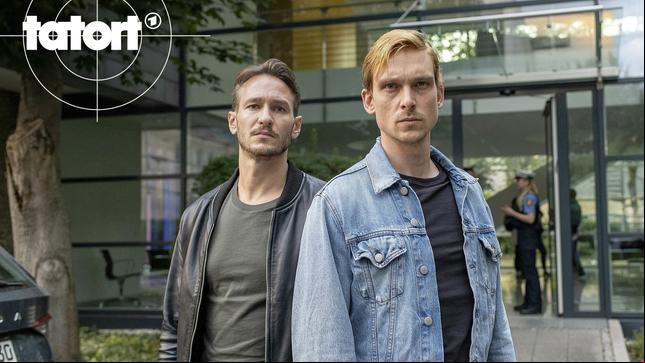 Bild: SR/Manuela Meyer Hauptkommissare Leo Hölzer (Vladimir Burlakov) und Adam Schürk (Daniel Sträßer) vor dem Kommissariat in Saarbrücken