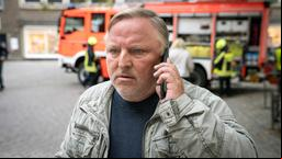 Thiel erhält telefonisch wichtige Ermittlungsergebnisse.
